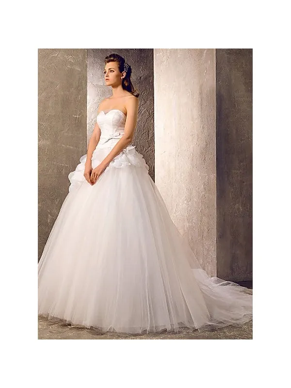 Abito da sposa principesco in tulle semplice con petali di organza in vita