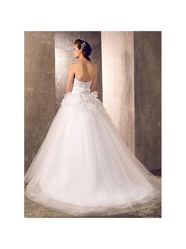 Abito da sposa principesco in tulle semplice con petali di organza in vita