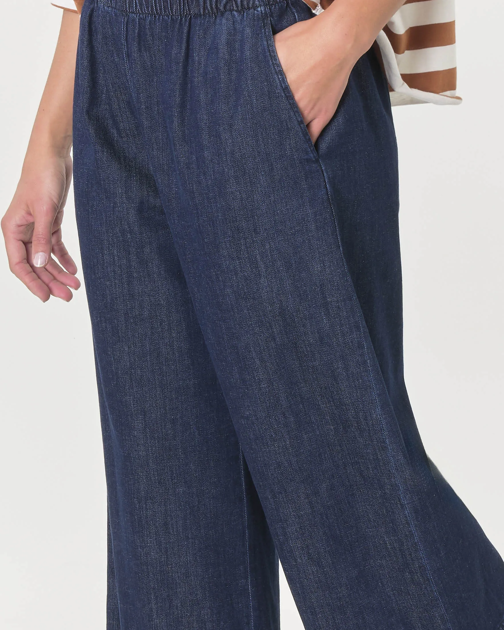 Jeans blu in cotone stretch dalla linea wide con elastico inserito in vita