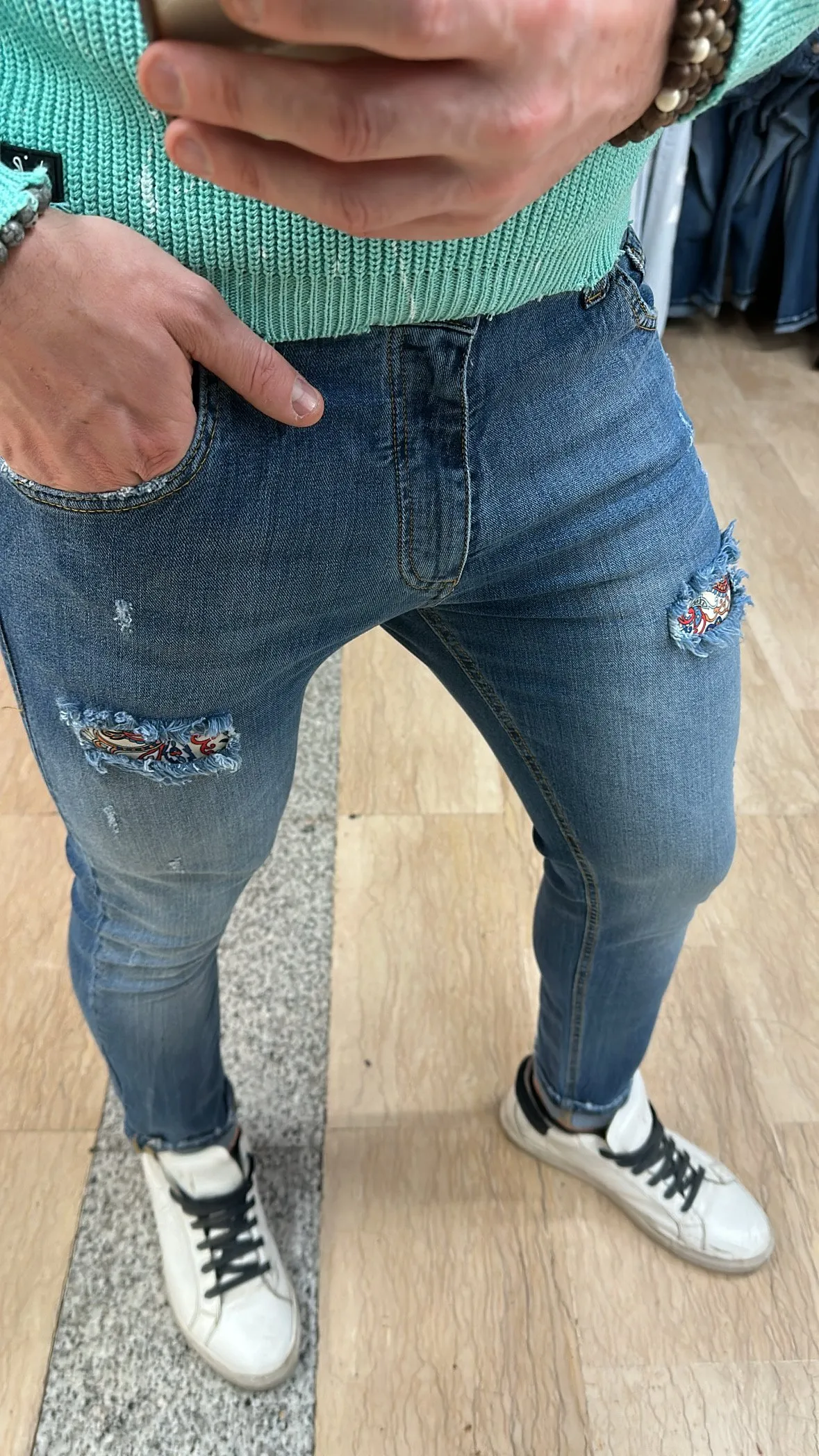 Jeans V2 chiaro con leggere rotture e strappo foderato in tessuto fantasia a maioliche su base Blu Denim