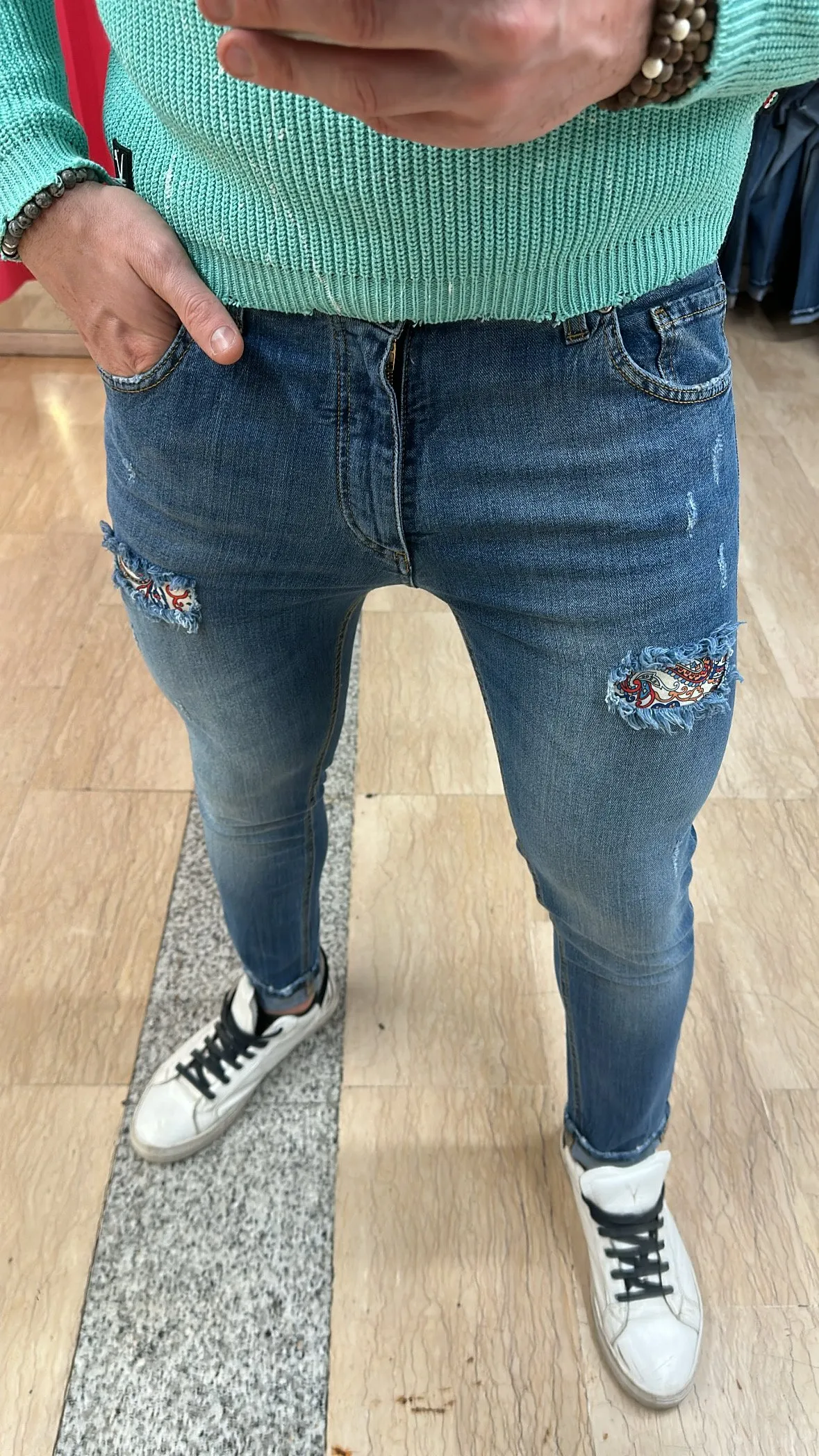 Jeans V2 chiaro con leggere rotture e strappo foderato in tessuto fantasia a maioliche su base Blu Denim