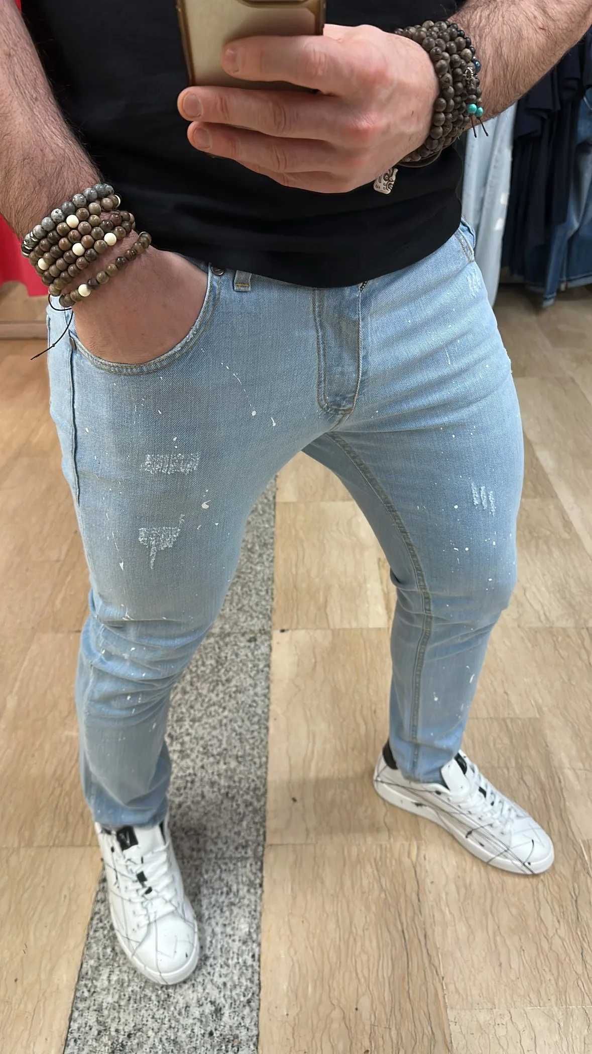 Jeans V2 con leggere rotture e schizzi di vernice bianca con chiusura bottone e zip su base Blu Denim