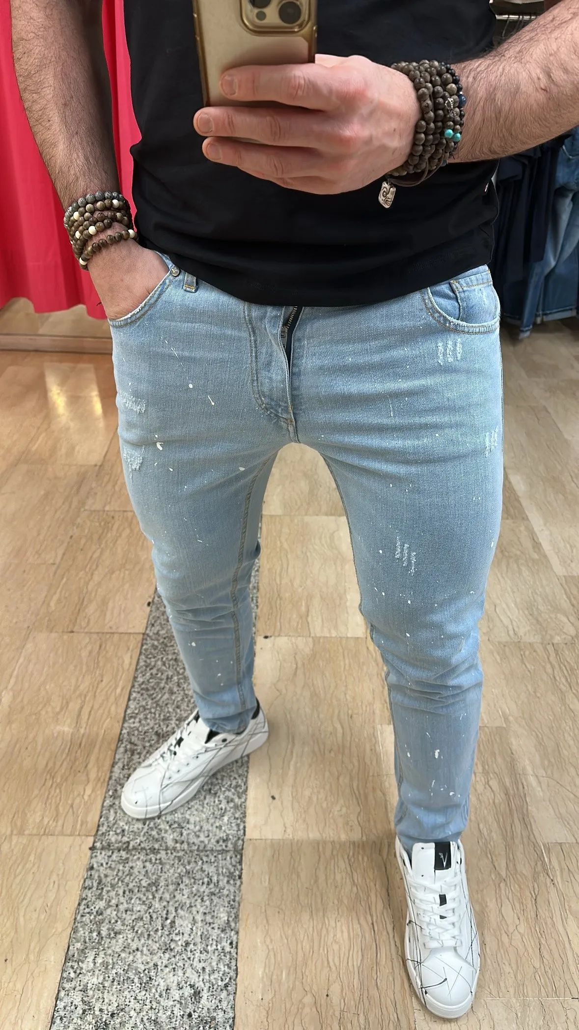 Jeans V2 con leggere rotture e schizzi di vernice bianca con chiusura bottone e zip su base Blu Denim