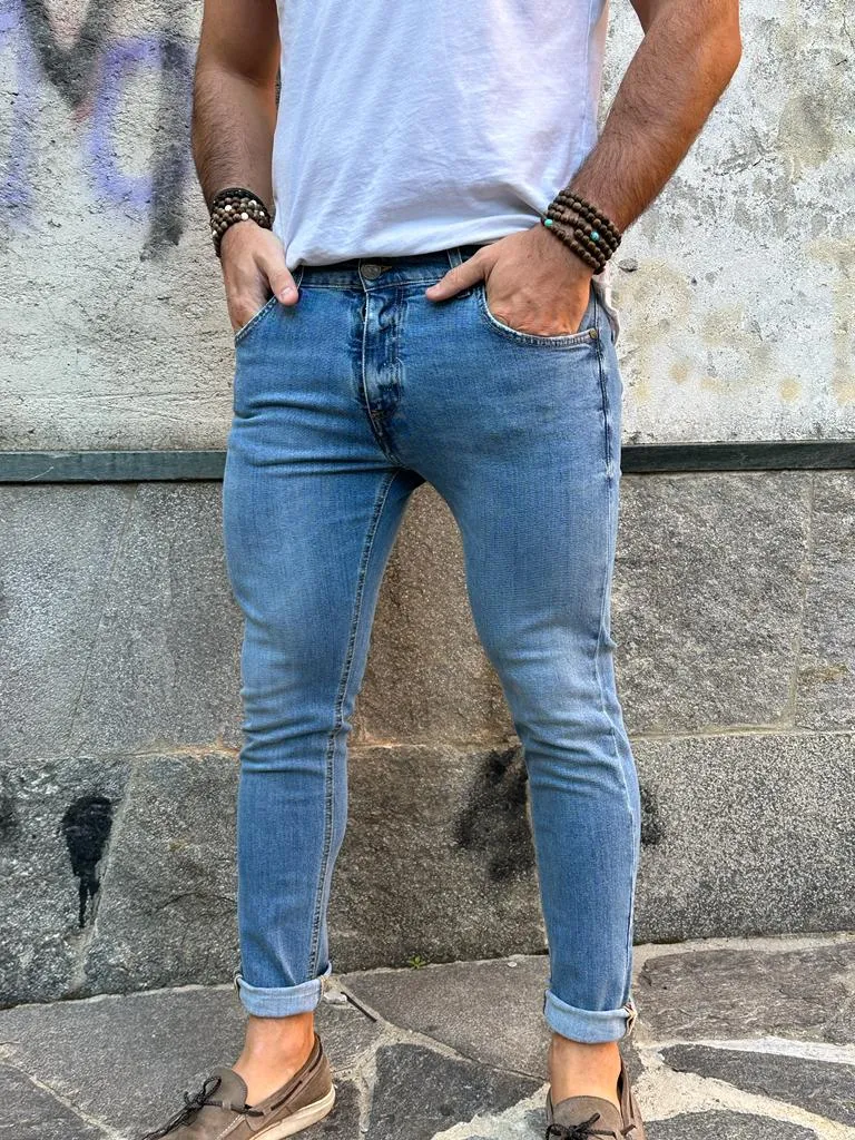 Jeans V2 senza strappi con chiusura a bottone centrale e zip color Blu Chiaro