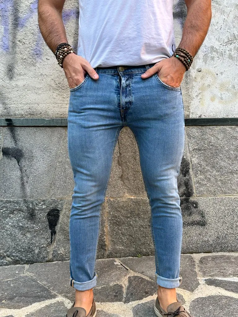 Jeans V2 senza strappi con chiusura a bottone centrale e zip color Blu Chiaro