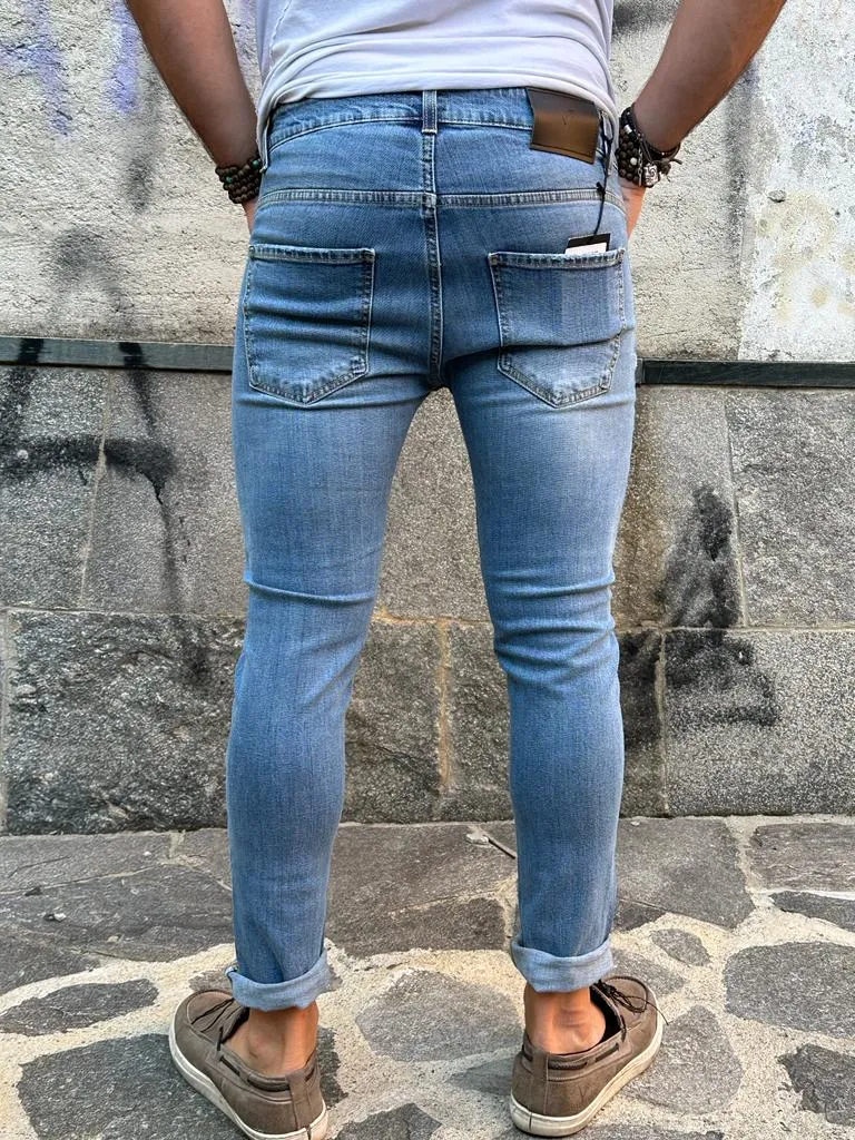 Jeans V2 senza strappi con chiusura a bottone centrale e zip color Blu Chiaro